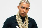 Poze do Rodo posa com seus cordões de ouro para as redes sociais