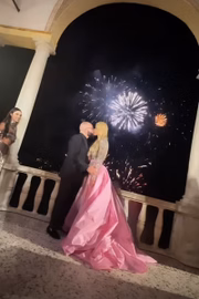 Queima de fogos de artifício para celebrar o casal