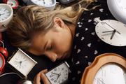Uma noite de sono mal dormida interfere diretamente no humor e no desempenho das atividades do dia seguinte. Além disso, os níveis de irritabilidade, ansiedade e estresse podem aumentar significativamente 