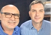 Flávio Bolsonaro (Patriota-RJ) e o seu ex-chefe de gabinete na Assembleia Legislativa do Rio, Fabrício Queiroz
