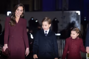 Kate Middleton com os dois filhos mais velhos, George e Charlotte, no concerto natalino na Abadia de Westminster