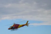 O policial ferido foi levado pelo helicóptero do Corpo de Bombeiros para o hospital