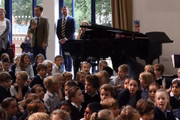 Os alunos em um evento escolar 