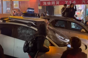 Homem tenta destruir vidro de carro autônomo com skate
