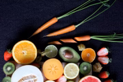 <b>Dieta Ornish</b> Criada em 1977 por um professor de medicina da Universidade da Califórnia, nos Estados Unidos, o cardápio tem poucas gorduras, carboidratos refinados e proteínas animais. Os alimentos são categorizados em cinco grupos entre o mais saudável e o menos saudável, e é permitido consumir até 59ml de álcool por dia. O programa incentiva também a prática de meditação e ioga, além de exercícios de flexibilidade, resistência e atividades aeróbicas