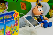 Espaço infantil conta com brinquedos, livros, tablets e material para colorir
