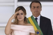 As investigações apontaram ainda repasse no valor de R$ 72 mil do ex-policial em 21 cheques para a primeira-dama Michele Bolsonaro. À época o presidente afirmou que foi pagamento de um empréstimo