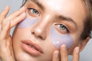 Cremes para a área dos olhos são muito populares no ritual de skincare 