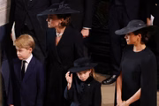 Em algumas fotos, é possível ver como os Sussex ficam mais isolados dos demais parentes reais