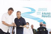 Bolsonaro assina a abertura de licitação
