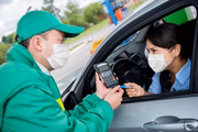 Por exemplo, se nos postos o litro do álcool custa R$ 5,00 e o da gasolina está chegando a R$ 7,00, dividindo o primeiro pelo segundo, o resultado será R$ 0,71. Ou seja, nesse caso, o álcool será mais vantajoso