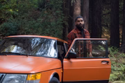 Karim Washington (Kingsley Ben-Adir) é um detetive particular que busca uma adolescente desaparecida