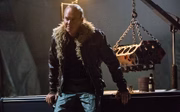 <b>Abutre, o vilão que não quer dominar o mundo</b>. Três anos após ser indicado ao Oscar por "Birdman", drama sobre um atormentado ator de filmes de super-herói, Michael Keaton encarna um vilão de motivações nada apocalípticas. O Abutre nasce da decepção de Adrian Toomes com o "sistema". Logo após a invasão alienígena a Nova York, narrada em "Vingadores" (2012), Toomes e seus funcionários trabalham coletando destroços e entulhos provocados pelos visitantes extraterrenos. Injustiçado por uma mudança de contrato, eles perdem o emprego. Movido pela oportunidade de virar patrão de si mesmo e dar uma boa vida para a família, o personagem de Keaton aproveita restos de tecnologia extraterrestre para fabricar e contrabandear armas no submundo.