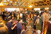 Convidados degustam vinhos