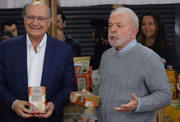 Lula (PT) e Alckmin (PSB) em evento com cooperativas de alimentos