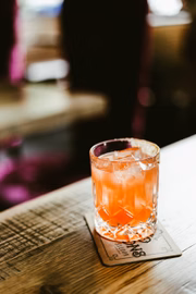 Os metódicos e organizados virginianos vão querer um preparo com insumos de qualidade. A dica é o drinque de acerola, com acerolas maduras, açúcar, cachaça e água