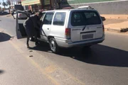 Uma das testemunhas registrou o momento em que o suposto agressor tenta pegar um objeto em seu carro 