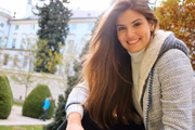 Quando está de folga, a artista é adepta de deixar o rosto e o cabelo limpos e naturais para se regenerarem