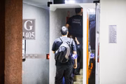 Policiais chegaram ao local e encontraram duas vítimas. A mulher estava morta e o homem, baleado na cabeça. Francisco foi levado ao Instituto Hospital de Base (IHBDF), mas não resistiu