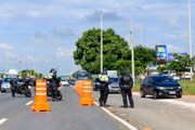 Agentes de trânsito auxiliavam os motoristas na altura do bloqueio da EPTG