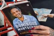 A obra foi escrita pelo jornalista Oswaldo Carvalho