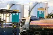 A controvérsia é que, segundo Agência Nacional do Petróleo, Gás Natural e Biocombustíveis (ANP), o Brasil produz, por dia, cerca de 3 milhões de barris de petróleo. O que seria mais que o suficiente para o consumo de derivados no país, se não fosse por alguns detalhes necessários para tornar o produto “utilizável”