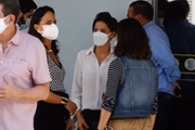Ana Vitória Caiado, filha do governador de Goiás conversa com filha e neta de Iris Rezende