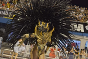 Mulher fantasiada de pantera negra durante desfile da Vai-Vai