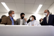 Edson Aparecido (secretário de Saúde), Ricardo Nunes (vice-prefeito) e Geraldo Alckmin visitam instalações de hospital para pacientes com Covid-19