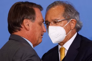 Jair Bolsonaro com Paulo Guedes, em cerimônia no Planalto