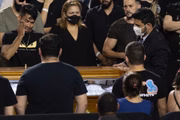 Caixão de Marília Mendonça é fechado 