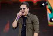 Na banda, Wesley começou como dançarino. Em 2003, aos quinze anos, se tornou vocalista do Garota Safada após a saída do cantor principal. À época, a banda era sucesso no Norte e no Nordeste. Mais tarde, após apresentações em grandes programas televisivos, passou a ganhar certa notoriedade nacionalmente