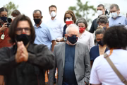 Lula, a presidente nacional do PT, Gleisi Hoffmann, e outros integrantes da sigla se encontram com catadores em Brasília