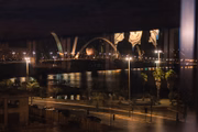 A vista para a Ponte JK – e para os pores do sol deslumbrantes de Brasília – é um dos atrativos da casa