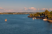 O lago Paranoá é cortado por quatro pontes: JK, Ponte do Bragueto, Ponte Costa e Silva e Ponte das Garças