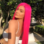 A musa ousou quando apareceu com o cabelo rosa <i>pink</i>