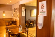 No Restaurante Fred, na 404/405 Sul, há álcool em gel e menos mesas