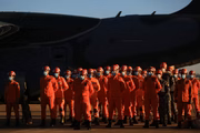 O avião de transporte KC-390 Millennium leva ajuda humanitária para Porto Príncipe