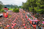 Foliões acompanham bloco que desfila no Carnaval de rua de SP