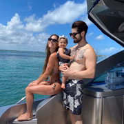 Alok e sua família em um cenário paradisíaco 