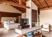 Localizado em uma península privada a 50 minutos de Florianópolis, Santa Catarina, o hotel foi eleito o oitavo melhor resort de luxo do mundo e o primeiro do Brasil e da América do Sul, de acordo com o TripAdvisor em 2016
