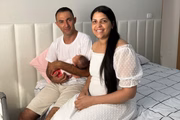 Influencer Fabia Godoi com o marido e a filha Alice