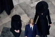 Kate conduz George e Charlotte na Abadia de Westminster