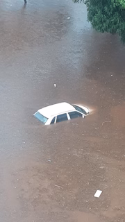 Carros boiaram no fim da Asa Norte