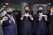 Doria mostra a vacina chinesa