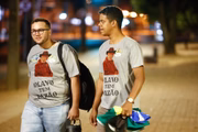 Manifestantes usam camisa de Olavo de Carvalho, guru do bolsonarismo