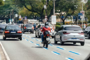 Faixa azul para motos na Avenida dos Bandeirantes, zona sul de SP