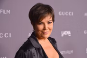 Kris Jenner, socialite e líder do clã Kardashian-Jenner, está sendo processada por assédio sexual