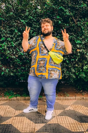 Por meio de relatos, ele busca incentivar homens e mulheres a olharem para si sem culpa