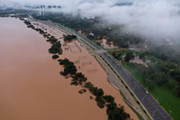 3 de maio – Devido às fortes chuvas, Rio Guaíba sobe ao maior nível em 83 anos e inunda Porto Alegre